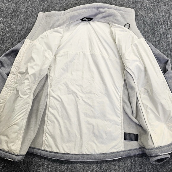 North Face size M zip up jacket with thumb holes and pockets - Picture 4 of 9